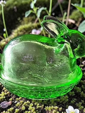 LE Smith Glass Bunny Rabbit On A Nest Basket Covered Candy Dish Vtg Lime Green